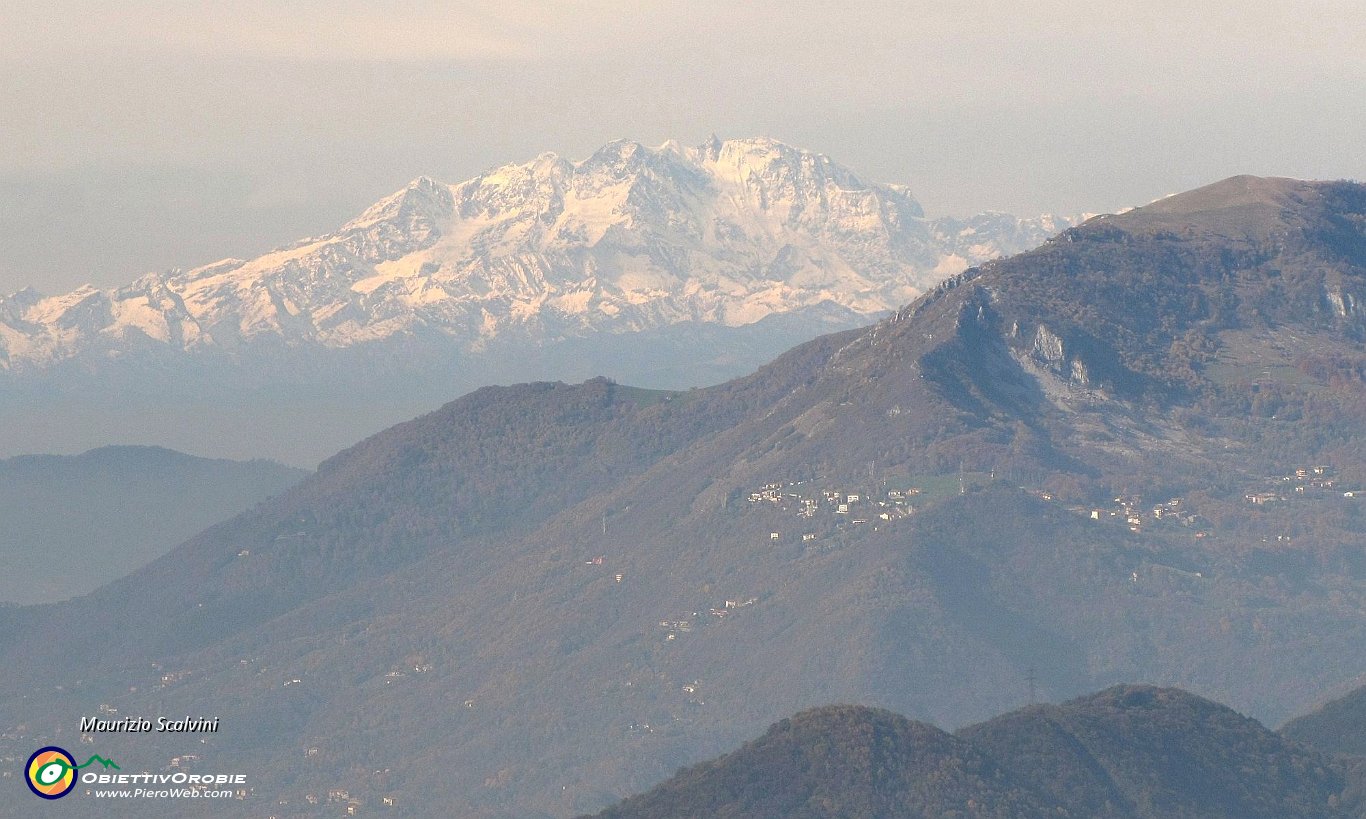 33 Dietro il Linzone occhieggia il Monte Rosa....JPG